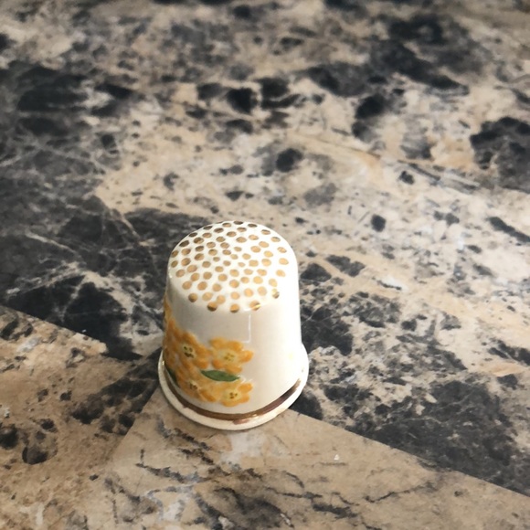 Norfolk Fine China thimble and a vintage thimble - Picture 7 of 8